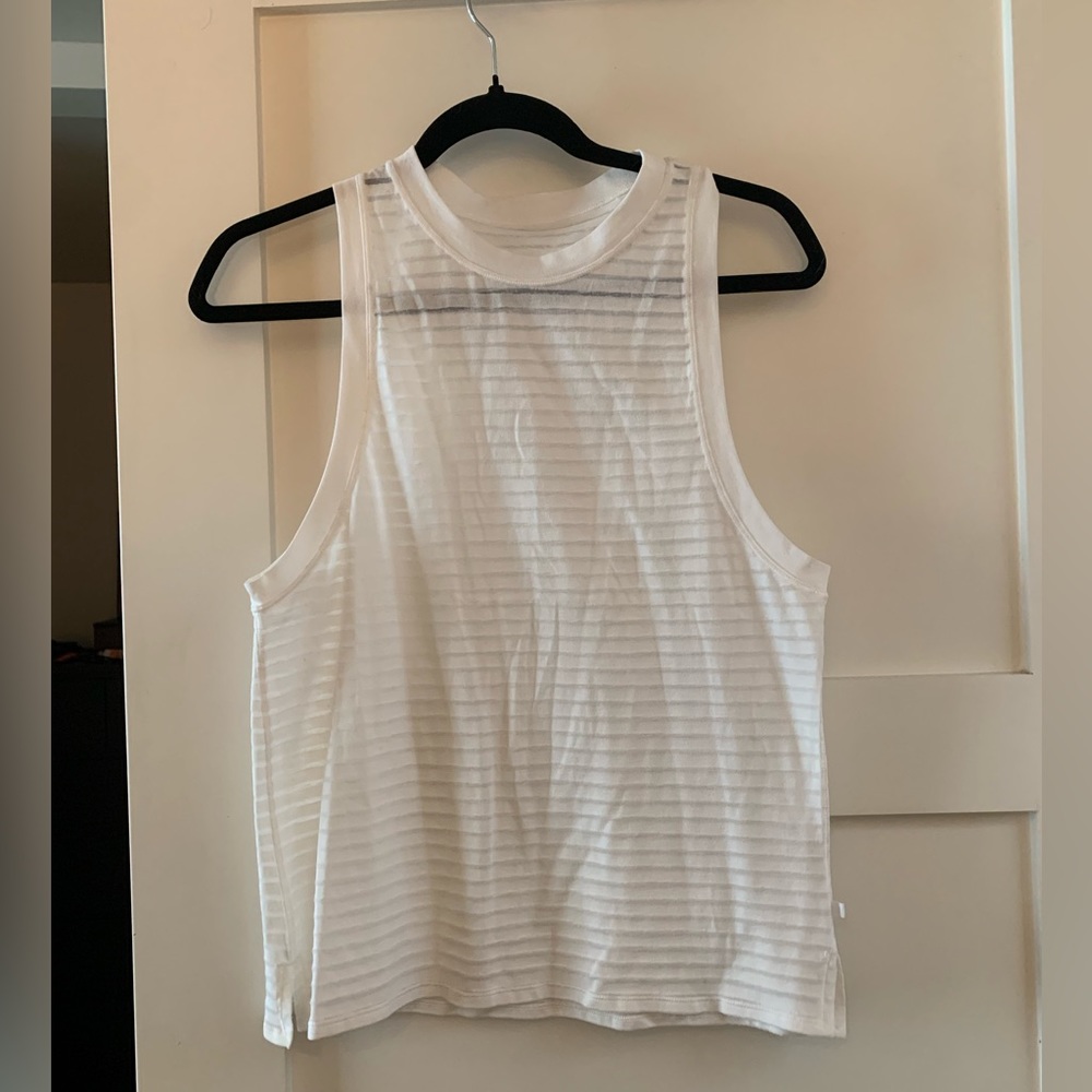 Lululemon white tank 4 or 6